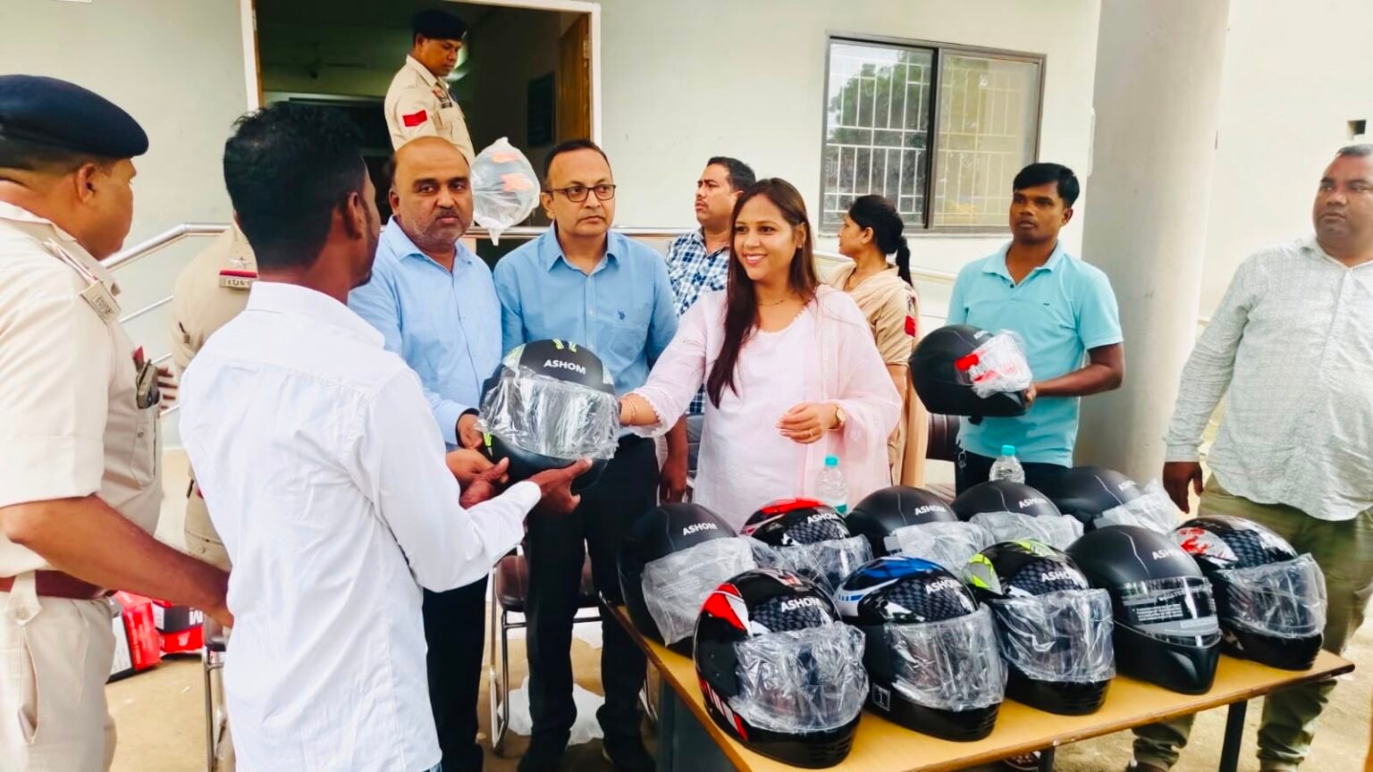 महासमुंद पुलिस और सरायपाली व्यापारी संघ की संवेदनशील पहल: सड़क दुर्घटना पीड़ितों के परिजनों को नि:शुल्क बांटे गए 100 हेलमेट 998e64f6 1231 445d 8aca 4a0189e1ec78