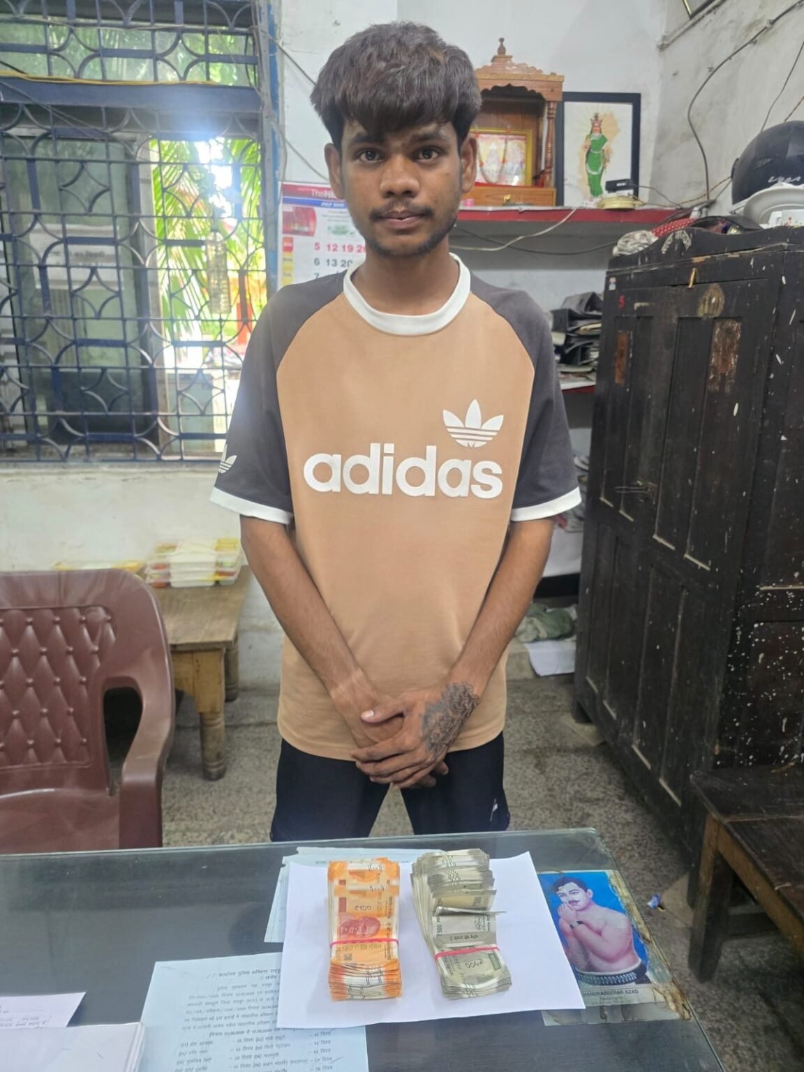 वाहन की डिक्की से नकदी उड़ाने वाला शातिर चोर और अपचारी बालक गिरफ्तार, चंद घंटों में 61,300 रुपये बरामद 9b4ffdce 67d7 4056 838c cc849999020d