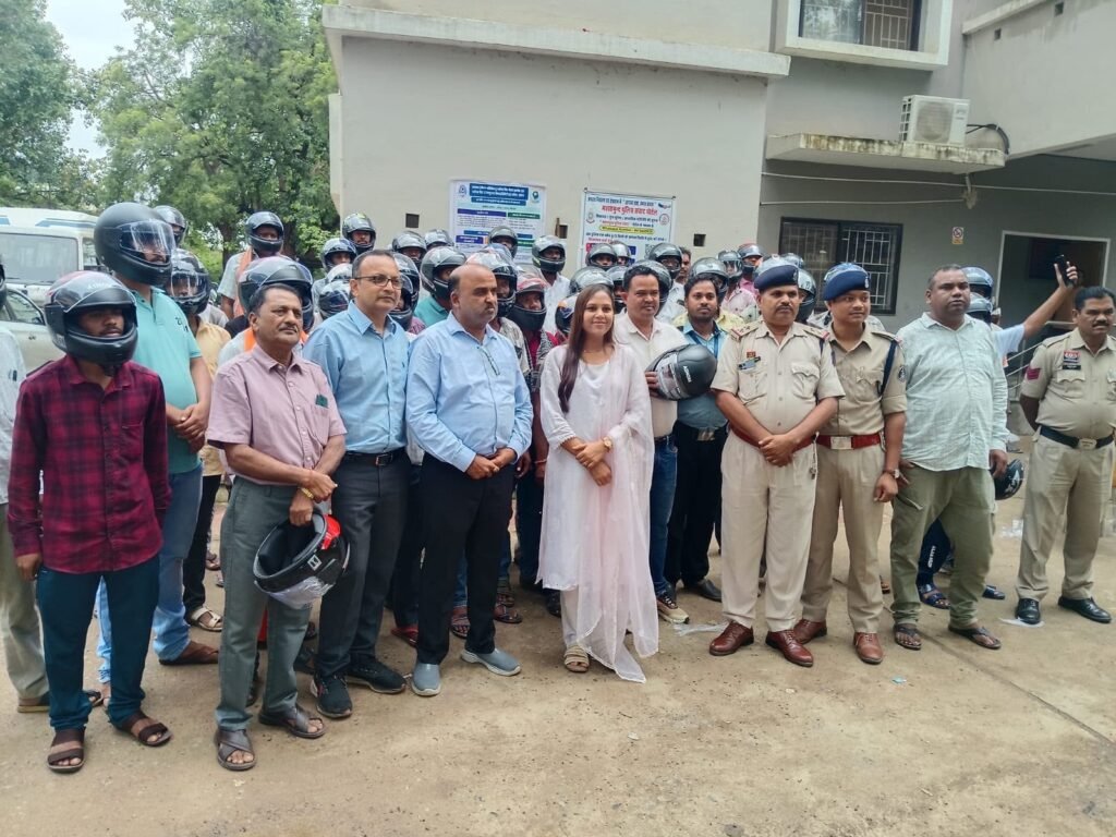 महासमुंद पुलिस और सरायपाली व्यापारी संघ की संवेदनशील पहल: सड़क दुर्घटना पीड़ितों के परिजनों को नि:शुल्क बांटे गए 100 हेलमेट 1 9d5198ac c92b 429c b670 0111de64d1ff