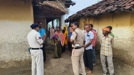 पुलिस का ‘सेफ क्लिक 2.0’ अभियान: गांव-गांव और हाट-बाजारों में लोगों को किया जा रहा साइबर ठगी के प्रति जागरूक WhatsApp Image 2026 07 01 at 18.50.39
