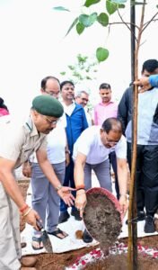 मुख्यमंत्री श्री विष्णु देव साय ने ‘एक पेड़ माँ के नाम’ अभियान के तहत किया पौधारोपण WhatsApp Image 2026 07 05 at 09.18.56