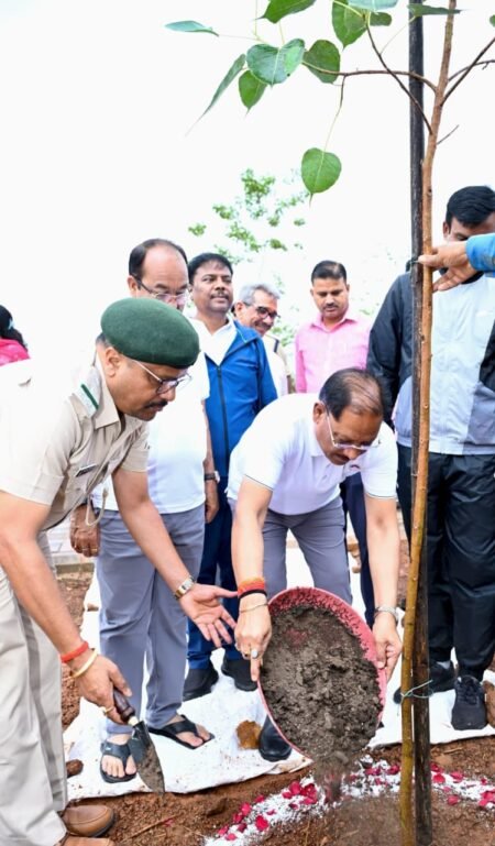 मुख्यमंत्री श्री विष्णु देव साय ने ‘एक पेड़ माँ के नाम’ अभियान के तहत किया पौधारोपण WhatsApp Image 2026 07 05 at 09.18.56