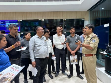 सेफ क्लिक 2.0 अभियान के तहत माधव नगर क्षेत्र में साइबर जागरूकता कार्यक्रम आयोजित WhatsApp Image 2026 07 06 at 12.38.31