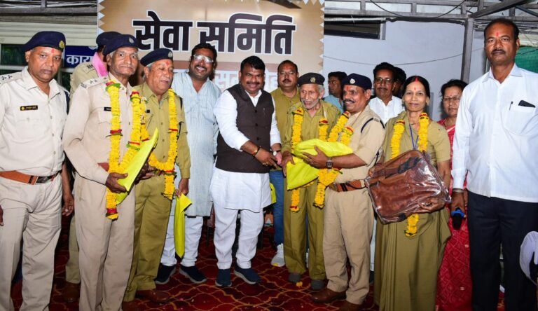 उज्जैन के नागरिकों की ओर से महापौर श्री मुकेश टटवाल द्वारा सेवा समिति के सदस्यों को सम्मानित करते हुए नागरिक अभिनंदन किया गया WhatsApp Image 2026 07 06 at 13.18.42