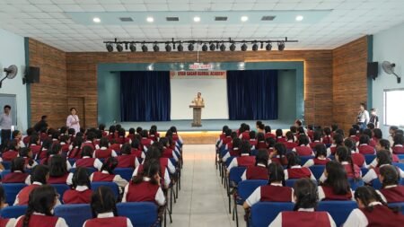 ऑपरेशन “Safe Click 2.0” के अंतर्गत उज्जैन पुलिस द्वारा ज्ञान सागर ग्लोबल एकेडमी में साइबर जागरूकता कार्यक्रम आयोजित। WhatsApp Image 2026 07 06 at 15.48.42 1