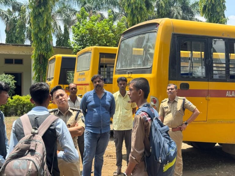 स्कूल बसों की सुरक्षा जांच के लिए महिदपुर पुलिस का विशेष अभियान। WhatsApp Image 2026 07 07 at 16.43.36