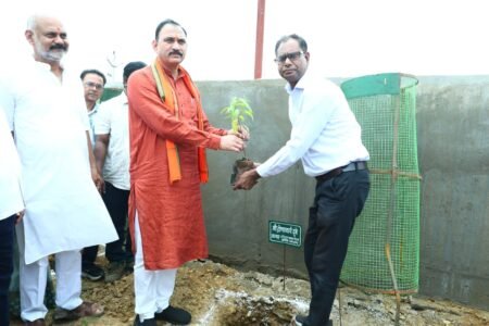 अधिमान्य पत्रकार नेतृत्व समिति छत्तीसगढ़ द्वारा वृक्षारोपण अभियान, मनेंद्रगढ़ मेडिकल कॉलेज परिसर में वृक्ष रोपित कर प्रदेश अध्यक्ष ने की अभियान की आगाज, स्वास्थ्य मंत्री ने सौंपा था चंदन का पौधा। WhatsApp Image 2026 07 13 at 10.26.21 1