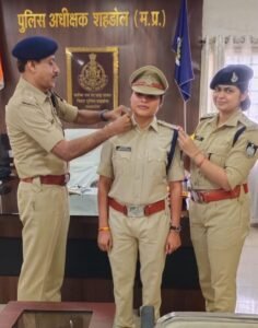 कर्तव्यनिष्ठा का सम्मान: शहडोल SP ने तीन नए रक्षित निरीक्षकों के कंधों पर सजाए स्टार, दी उज्ज्वल भविष्य की बधाई WhatsApp Image 2026 07 13 at 18.16.14