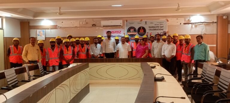नगर पालिका ने ‘नमस्ते दिवस’ पर 31 स्वच्छता मित्रों को बांटी सुरक्षा किट, किया सम्मानित WhatsApp Image 2026 07 14 at 18.30.39 1