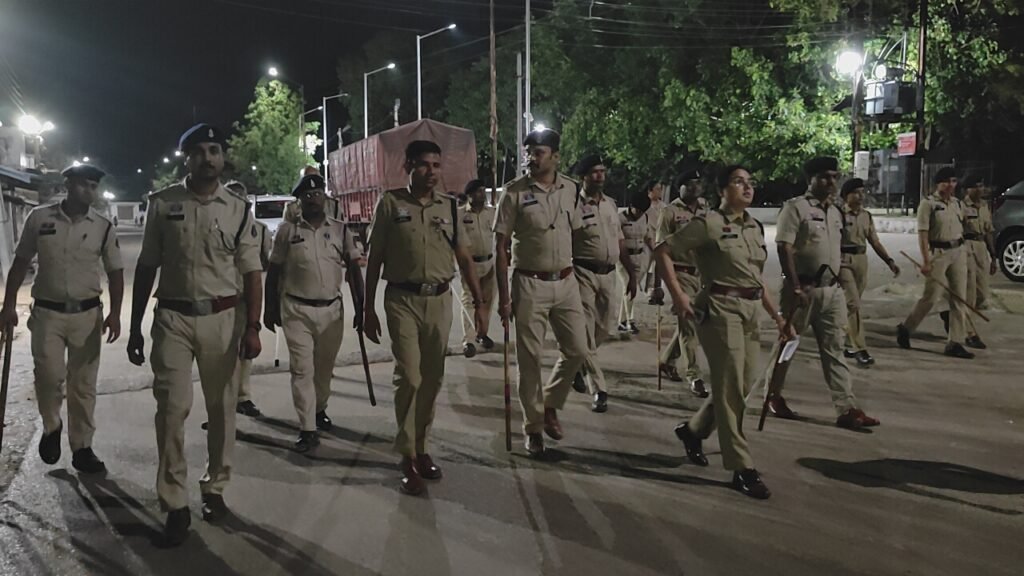 राजनांदगांव पुलिस की बड़ी कार्रवाई: आधी रात को सड़कों पर उतरीं 4 टीमें, 89 असामाजिक तत्वों पर कसी नकेल WhatsApp Image 2026 07 14 at 18.48.08