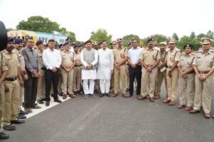 जिला उज्जैन में पदोन्नत हुए पुलिस अधिकारियों एवं कर्मचारियों का माननीय मुख्यमंत्री श्री मोहन यादव द्वारा किया सम्मान, स्टार एवं फित्ती लगाकर बढ़ाया उत्साह। WhatsApp Image 2026 07 15 at 16.21.49