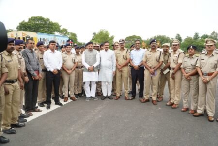 जिला उज्जैन में पदोन्नत हुए पुलिस अधिकारियों एवं कर्मचारियों का माननीय मुख्यमंत्री श्री मोहन यादव द्वारा किया सम्मान, स्टार एवं फित्ती लगाकर बढ़ाया उत्साह। WhatsApp Image 2026 07 15 at 16.21.49