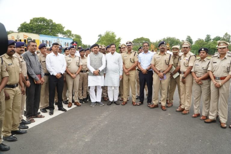 जिला उज्जैन में पदोन्नत हुए पुलिस अधिकारियों एवं कर्मचारियों का माननीय मुख्यमंत्री श्री मोहन यादव द्वारा किया सम्मान, स्टार एवं फित्ती लगाकर बढ़ाया उत्साह। WhatsApp Image 2026 07 15 at 16.21.49