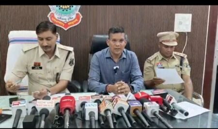 कांकेर पुलिस की बड़ी कामयाबी: दुकान का शटर तोड़कर स्कूटी और सामान उड़ाने वाला शातिर चोर 48 घंटे में गिरफ्तार, चोरी की संपत्ति बरामद WhatsApp Image 2026 07 15 at 16.30.55