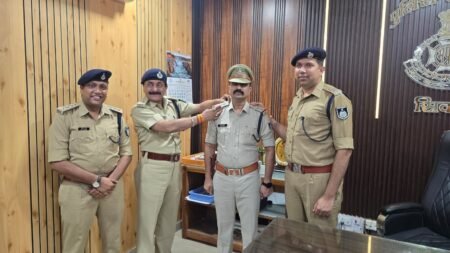 10 कार्यवाहक/उप निरीक्षकों को मिली पदोन्नति – एसपी श्री कृष्ण लालचंदानी ने लगाए स्टार WhatsApp Image 2026 07 16 at 21.58.01