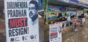 छिंदवाड़ा :खजरी चौक पर 5 स्कूली बच्चे सोनम वांगचुक के समर्थन में धरने पर बैठे! WhatsApp Image 2026 07 18 at 16.20.11