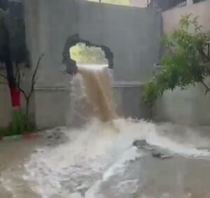 भारी बारिश के बीच सोसायटी की दीवार तोड़ने पर हंगामा, पार्षद बोले- ‘डूब रहे लोगों को बचाने के लिए किया नेक काम’, सोसायटी ने दर्ज कराई शिकायत WhatsApp Image 2026 07 18 at 18.07.55 1