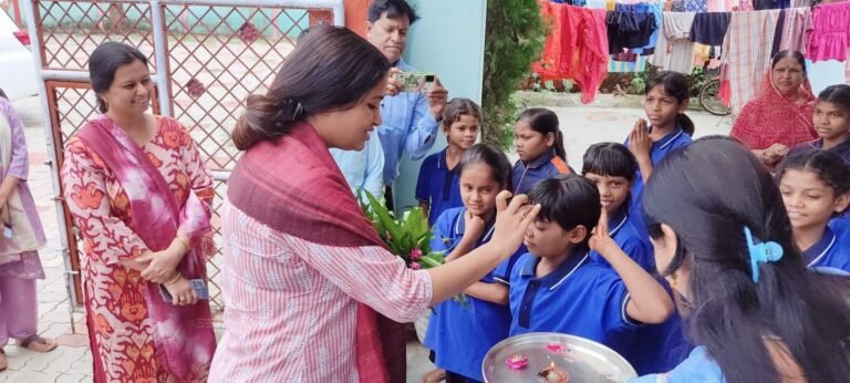 सिवनी: कलेक्टर श्रीमती नेहा मीना ने विशेष आवश्यकता वाली छात्राओं के साथ बिताया समय, छात्रावास में बेहतर सुविधाओं के दिए निर्देश WhatsApp Image 2026 07 19 at 17.19.37