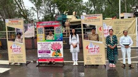 सिवनी में “नशे से दूरी, है ज़रूरी 2.0” अभियान के तहत विशाल मानव श्रृंखला, 2000 से अधिक लोगों ने लिया नशामुक्ति का संकल्प WhatsApp Image 2026 07 20 at 18.58.49 1