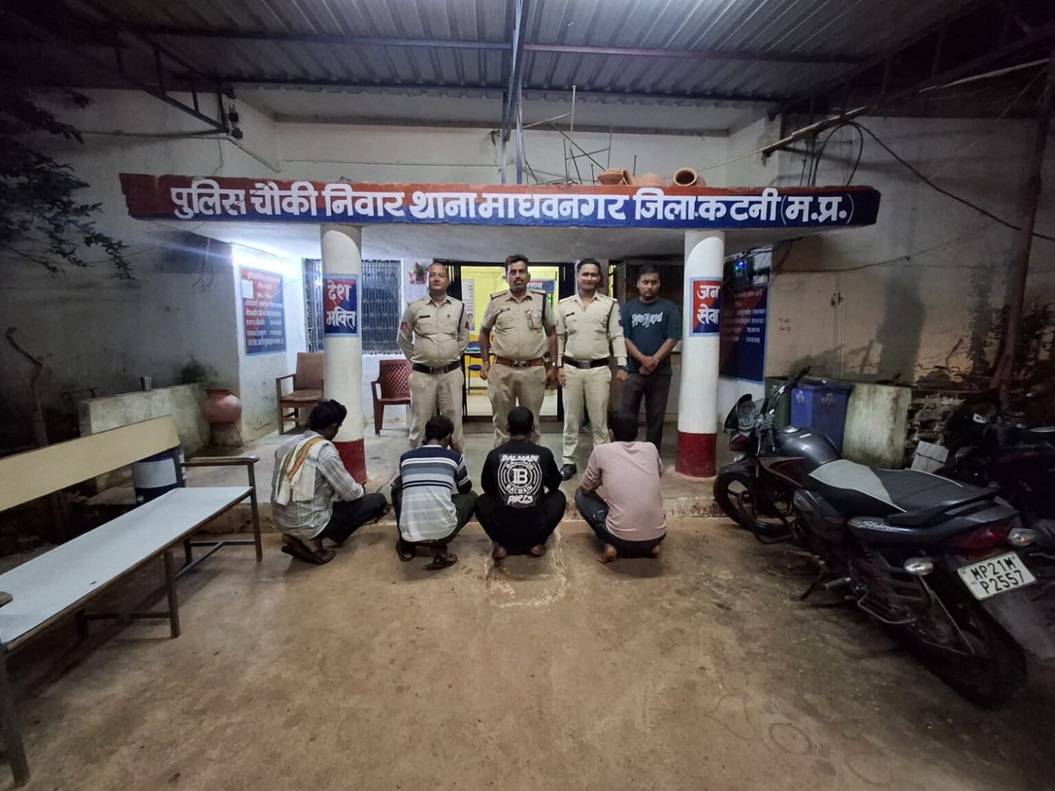 चौकी निवार थाना माधवनगर ने की शराब पिलाने एवं बेचने वालो पर ठोस कार्यवाही WhatsApp Image 2026 07 20 at 8.18.46 PM