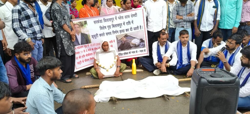 बिलासपुर: बाल संप्रेषण गृह से फरार 4 में से 2 आरोपी गिरफ्तार, भीम आर्मी का बाल संप्रेषण गृह के बाहर धरना* WhatsApp Image 2026 07 21 at 01.31.28 1