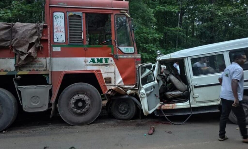 गरियाबंद की घाटी में मौत का तांडव: वन विभाग की सरकारी बोलेरो ट्रक से भिड़ी, रेंजर की दर्दनाक मौत, 9 घायल WhatsApp Image 2026 07 22 at 21.28.46