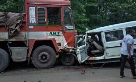 गरियाबंद की घाटी में मौत का तांडव: वन विभाग की सरकारी बोलेरो ट्रक से भिड़ी, रेंजर की दर्दनाक मौत, 9 घायल WhatsApp Image 2026 07 22 at 21.28.46