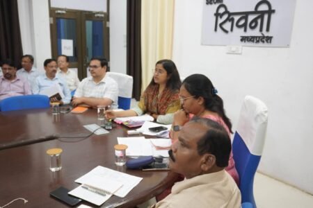 संभागायुक्त श्री धनंजय सिंह ने वीडियो कॉन्फ्रेंसिंग के माध्यम से संभाग के सभी कलेक्टरों के साथ शासन की प्राथमिकता वाली योजनाओं और विभागीय कार्यों की समीक्षा बैठक की। WhatsApp Image 2026 07 22 at 22.29.01 1