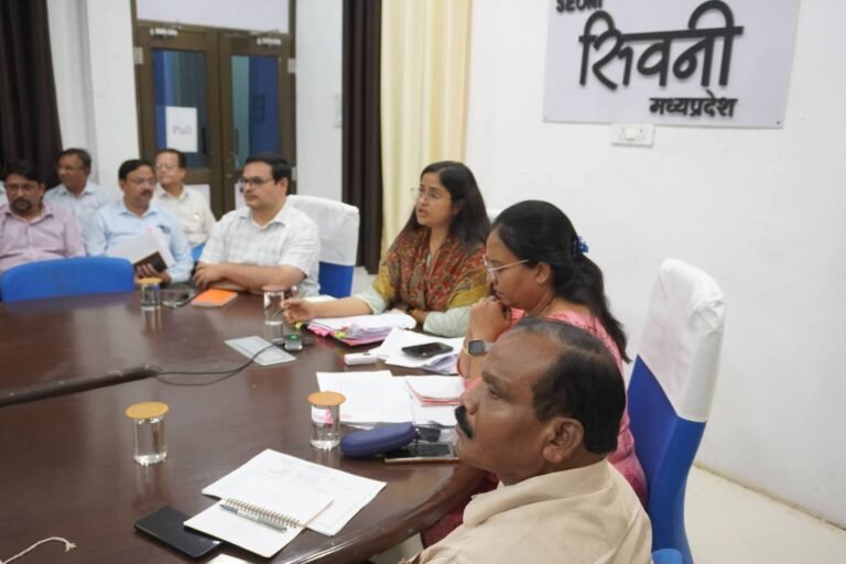 संभागायुक्त श्री धनंजय सिंह ने वीडियो कॉन्फ्रेंसिंग के माध्यम से संभाग के सभी कलेक्टरों के साथ शासन की प्राथमिकता वाली योजनाओं और विभागीय कार्यों की समीक्षा बैठक की। WhatsApp Image 2026 07 22 at 22.29.01 1