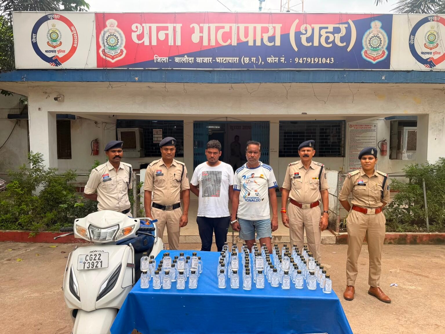 ट्रेन से शराब तस्करी करने वाले अंतरराज्यीय नेटवर्क का भंडाफोड़: भाटापारा शहर पुलिस ने 2 तस्करों को दबोचा WhatsApp Image 2026 07 24 at 15.22.05