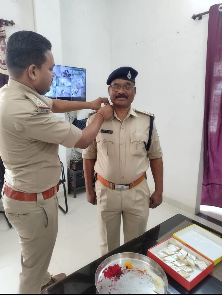 सहायक उपनिरीक्षक लखन सरयाम को मिली पदोन्नति, थाना प्रभारी तरुण मरकाम ने लगाए स्टार WhatsApp Image 2026 07 25 at 11.57.54
