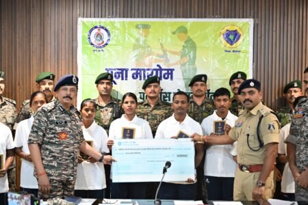8 इनामी माओवादियों ने बीजापुर में किया आत्मसमर्पण: ₹49 लाख का था इनाम, 5 महिलाएं शामिल WhatsApp Image 2026 07 29 at 15.38.08