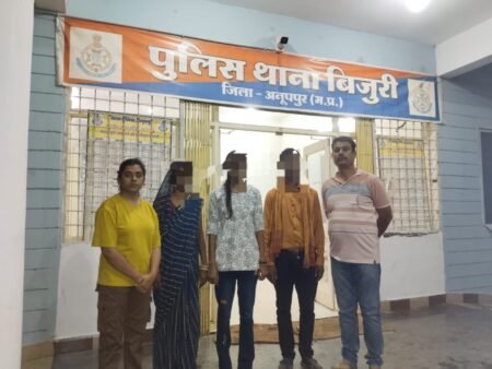 बिजुरी पुलिस द्वारा गुम सुदा बालिका को 24 घंटे में दस्तयाब कर उसके माता पिता को किया सुपुर्द । WhatsApp Image 2026 07 29 at 19.12.11 1