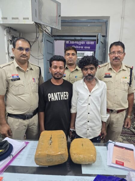 रायपुर पुलिस की बड़ी कार्रवाई: 1.69 लाख रुपये के गांजे के साथ 2 आरोपी गिरफ्तार WhatsApp Image 2026 07 30 at 08.13.41