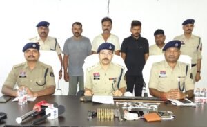 बलौदाबाजार पुलिस का बड़ा प्रहार: 12 लाख की अंधी डकैती का पर्दाफाश, 100 से अधिक संगीन वारदातों में शामिल अंतरराज्यीय गिरोह के 04 खूंखार लुटेरे गिरफ्तार WhatsApp Image 2026 07 30 at 08.45.26 1