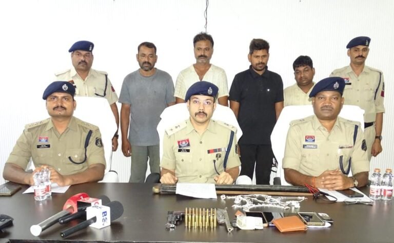 बलौदाबाजार पुलिस का बड़ा प्रहार: 12 लाख की अंधी डकैती का पर्दाफाश, 100 से अधिक संगीन वारदातों में शामिल अंतरराज्यीय गिरोह के 04 खूंखार लुटेरे गिरफ्तार WhatsApp Image 2026 07 30 at 08.45.26 1