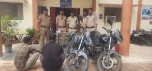 पन्ना पुलिस की बड़ी सफलता: बैंकों में रैकी कर बड़ी राशि निकालने वाले लोगों का पीछा कर नगदी चोरी करने वाले अन्तर्राज्यीय गिरोह के 02 कुख्यात आरोपी गिरफ्तार WhatsApp Image 2026 07 30 at 18.00.45