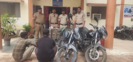 पन्ना पुलिस की बड़ी सफलता: बैंकों में रैकी कर बड़ी राशि निकालने वाले लोगों का पीछा कर नगदी चोरी करने वाले अन्तर्राज्यीय गिरोह के 02 कुख्यात आरोपी गिरफ्तार WhatsApp Image 2026 07 30 at 18.00.45