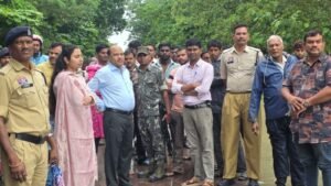 लगातार बारिश के बीच कलेक्टर बी.एस. उइके का एक्शन, वर्षा प्रभावित क्षेत्रों का किया आकस्मिक निरीक्षण WhatsApp Image 2026 07 30 at 18.47.13