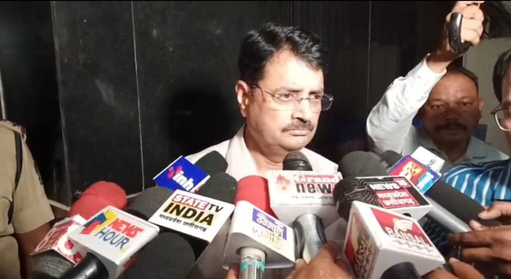 बिलासपुर सेंट्रल जेल में 40 दिन में 5वीं मौत: डबल मर्डर के दोषी ने गैसीफायर प्लांट की भट्ठी में लगाई छलांग, हाई सिक्योरिटी पर सवाल, जेल अधीक्षक ने मीडिया से की दूरी WhatsApp Image 2026 07 30 at 21.25.18