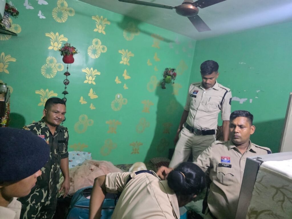 रायपुर में सुरक्षा व्यवस्था सुदृढ़ करने हेतु बीएसयूपी कॉलोनी लाभांडी में पुलिस का व्यापक चेकिंग अभियान 1 a58a7107 079f 40e1 804d d0f2c8758d29