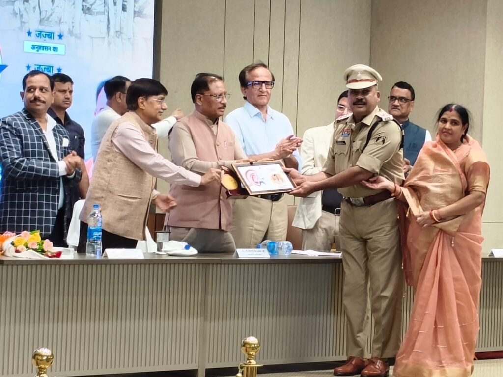 गरियाबंद पुलिस का बढ़ा मान, मुख्यमंत्री श्री विष्णु देव साय के हाथों 'पुलिस पत्रिका जज़्बा अवार्ड-2026' से सम्मानित हुए राजिम थाना प्रभारी निरीक्षक अमृत लाल साहू एवं उप निरीक्षक संजय सिंह क्षत्रिय, जिले के चार पुलिस कर्मियों ने बढ़ाया गौरव। 1 be68f203 0a3f 4f99 b672 e6caff2936e8