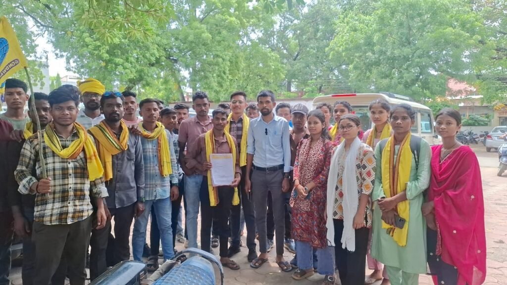 भर्ती में आरक्षण विसंगति, पेपर लीक और छात्रवृत्ति को लेकर भड़का आक्रोश; गोंडवाना स्टूडेंट्स यूनियन ने कलेक्टर को सौंपा ज्ञापन 1 c2154bba 9484 47ba 91ff 4cf0940b5ff5