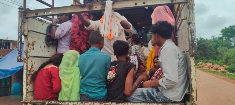 चौकी निवार थाना माधवनगर पुलिस द्वारा ओवरलोडिंग पर पुलिस का शिकंजा: 28 सवारियों से भरा पिकअप वाहन जप्त चेकिंग के दौरान । c37bea5f d9f7 430e b552 8274b5c30475