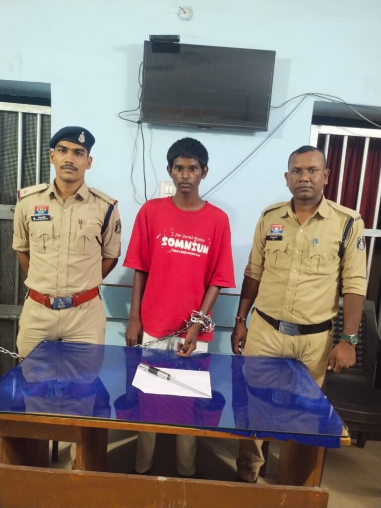 रायपुर: सार्वजनिक स्थान पर चाकू लहराकर डराने वाला आरोपी गिरफ्तार, भेजा गया जेल c45b5e7d 2f0f 4808 9c70 d27a6ebe793c