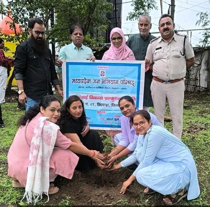 छिंदवाड़ा महिला थाना में "एक पेड़ माँ के नाम" अभियान के तहत किया गया पौधारोपण 1 c6cda70c db5c 4289 9786 68f501d5a00f