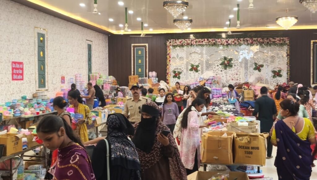 अवैध सस्ता बाजार का पर्दाफाशबिना परमिशन, बिना फायर सेफ्टी चल रहा था मौत का कुआंकप्तान संजय अग्रवाल के निर्देश पर पुलिस ने डाला ताला 1 e9b10979 fccb 4e9b 8f7c 6ab2bca29882