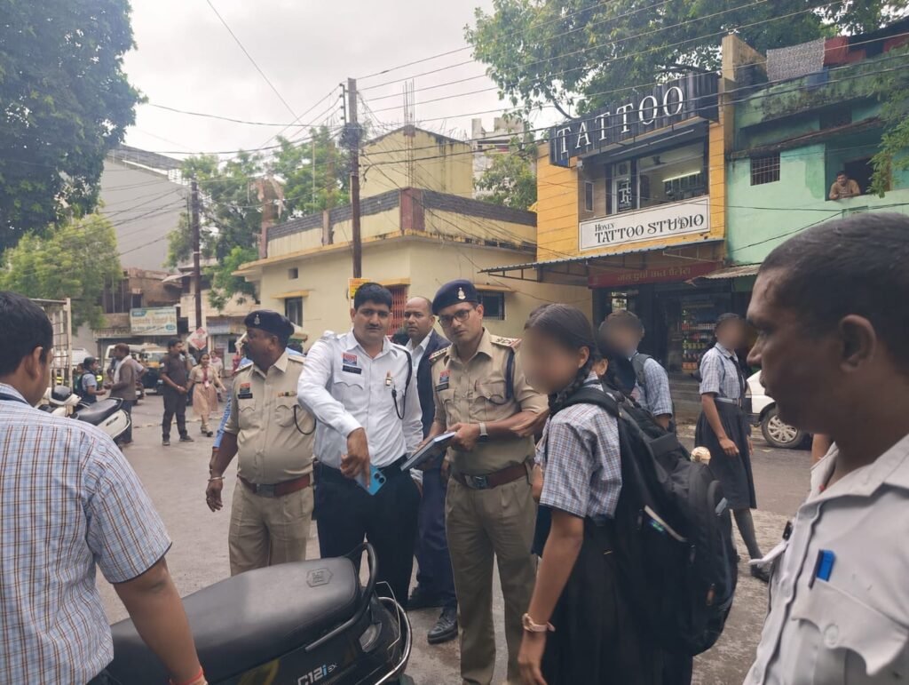 नाबालिग चालकों पर रायपुर यातायात पुलिस का शिकंजा: ‘सुरक्षित विद्यार्थी – सुरक्षित भविष्य’ अभियान के तहत 196 पर कार्रवाई, अभिभावकों की काउंसलिंग f2f09f91 bc97 449a 8217 ae5e7564d125