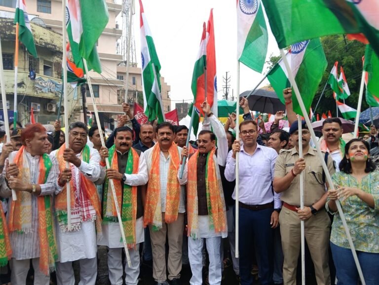 झमाझम बारिश के बीच निकली तिरंगा यात्रा में देशप्रेमियों के हौसलों से हारी बारिश 0743015f f030 4a0d 85ea 9cffe6ac823f