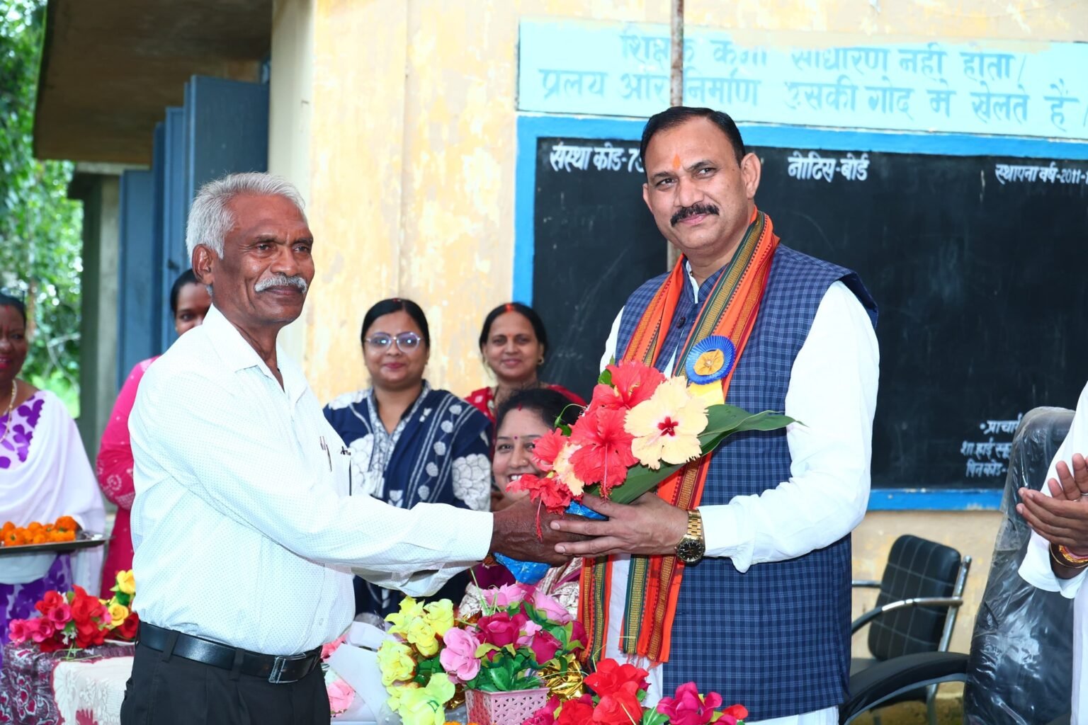 ठग्गांव स्कूल की 18 छात्राओं को मिली साइकिल, मंत्री ने कहा—गांवों के विकास की तस्वीर बदल रही है 07510455 295b 4eca 8ad7 517f2e3271ab